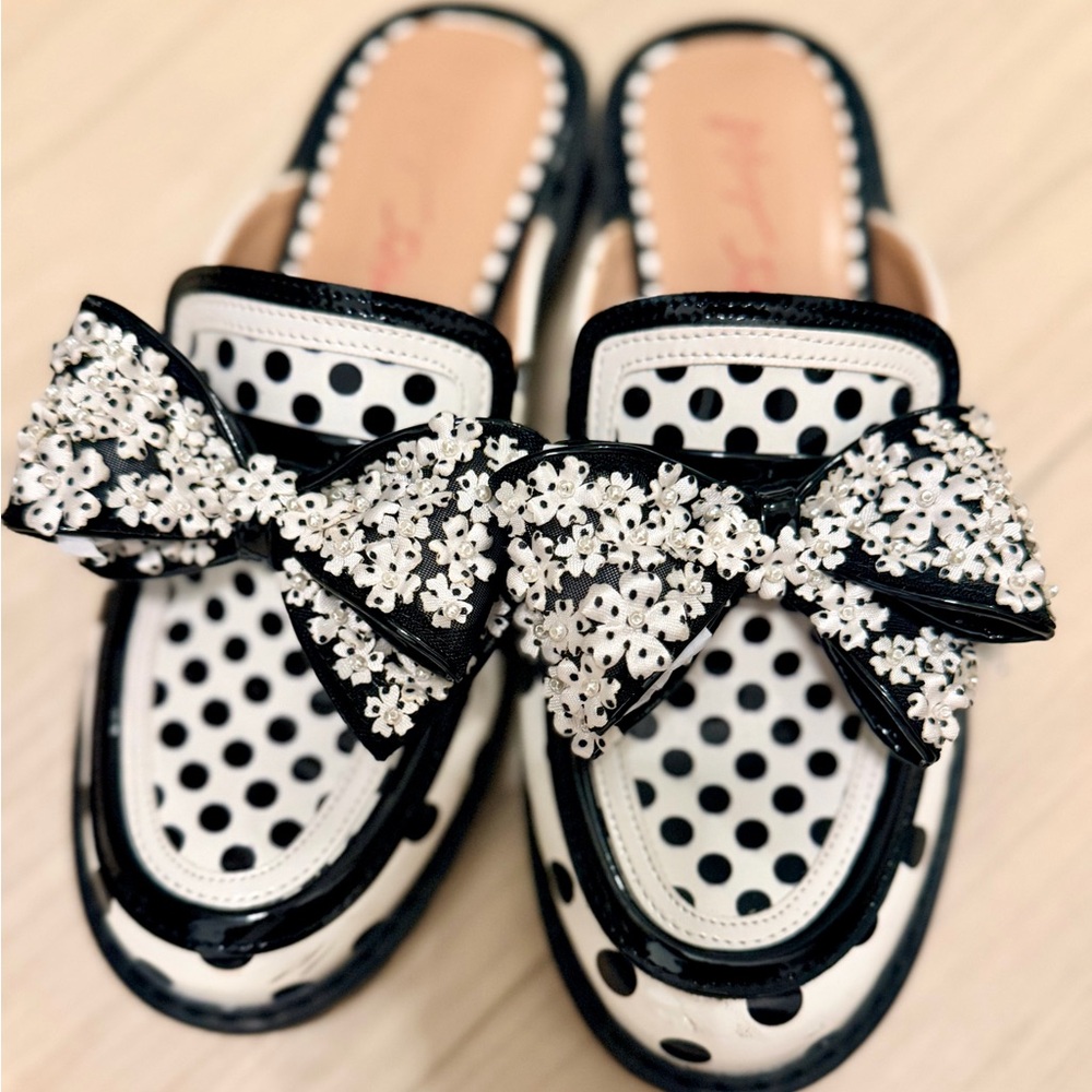 Betsy Johnson -Women's Fun Black and White Polka Dot Bow Slide Loafers